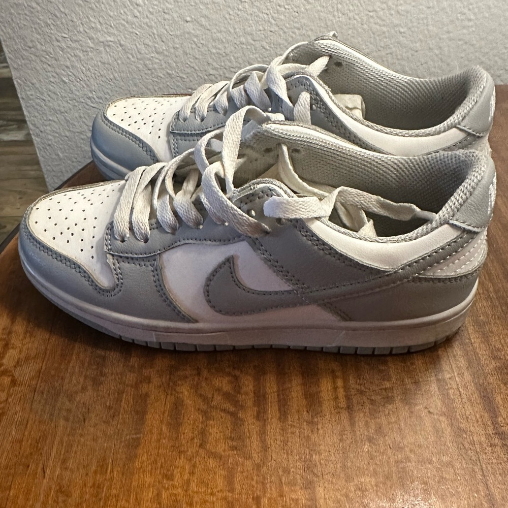 Side 5.5 women’s Nike Dunks low. Grey and white